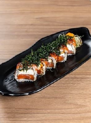 Uramaki de Salmão com Crispy de Couve